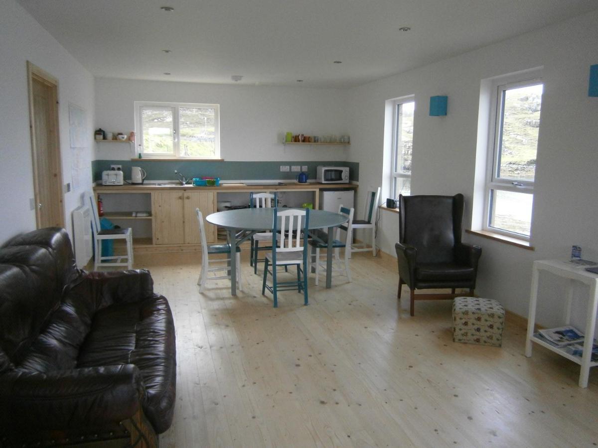 Otter Bunkhouse Hostel Cairisiadar ภายนอก รูปภาพ